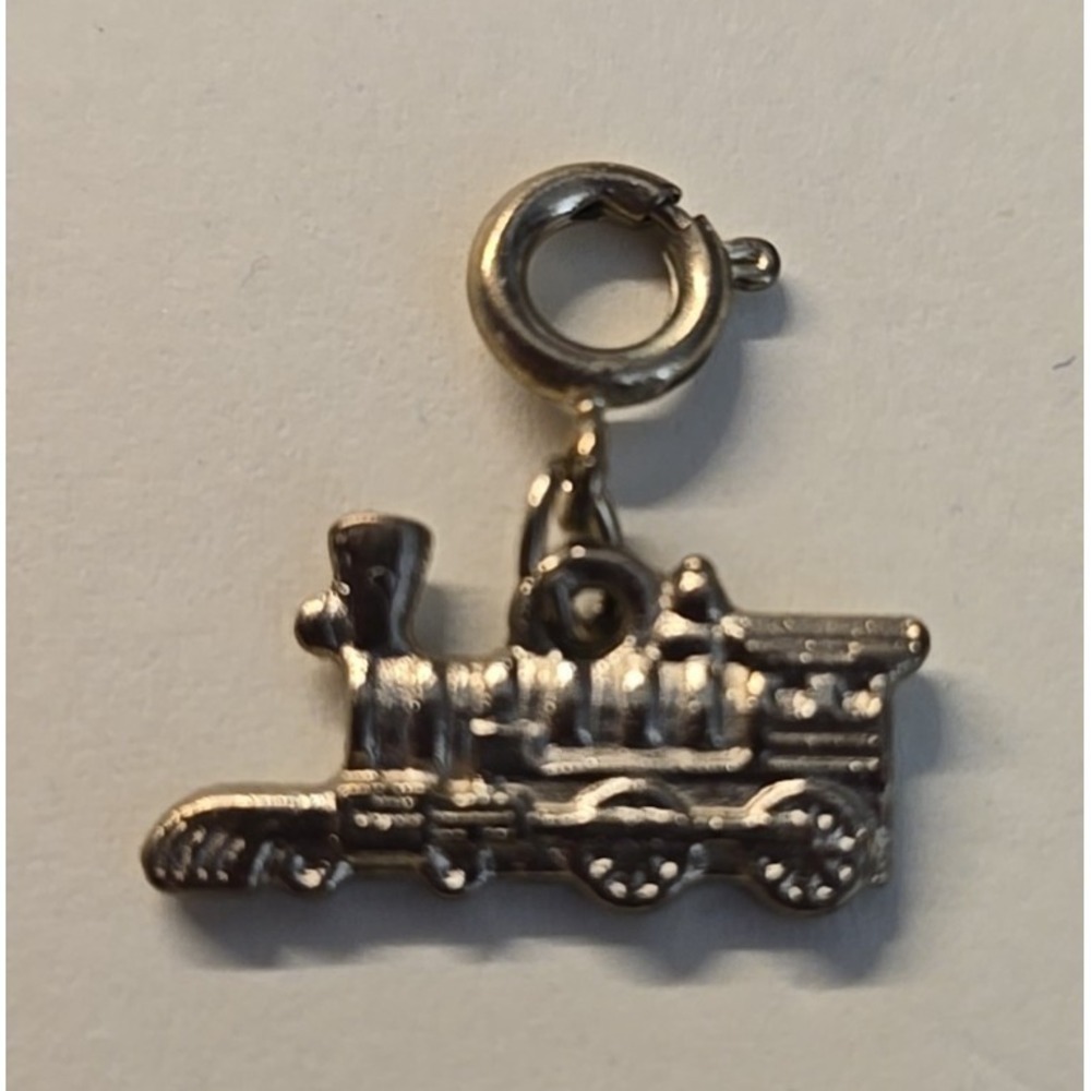 Diamonds‎ Intl Train Charm Gold Tone Spring Ring J-10E